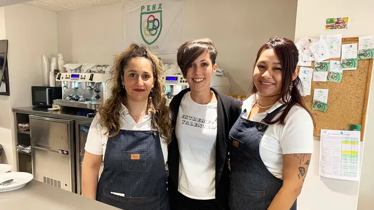 Tamara Sáez Rodríguez, Ana López Díaz y Cris Da Silva en la barra del bar restaurante de Oberena. Navarra.com