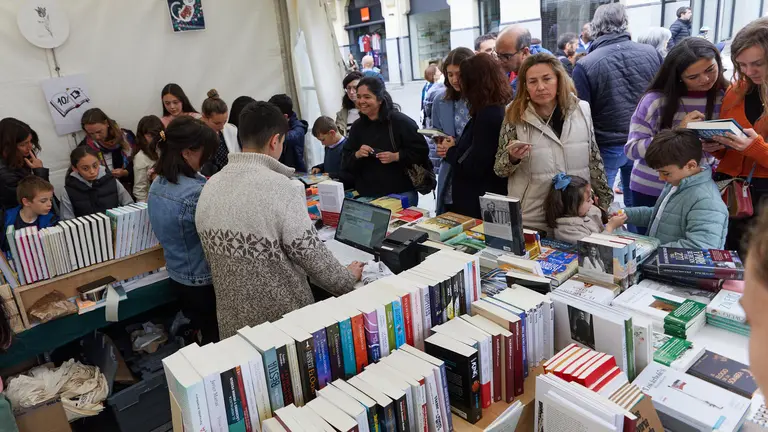 Diecisiete librerías de la ciudad celebran la Feria del Día del Libro 2023 en la avenida Carlos III de Pamplona. IÑIGO ALZUGARAY