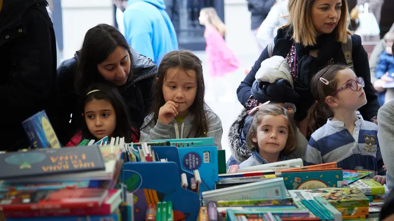 Diecisiete librerías de la ciudad celebran la Feria del Día del Libro 2023 en la avenida Carlos III de Pamplona. IÑIGO ALZUGARAY