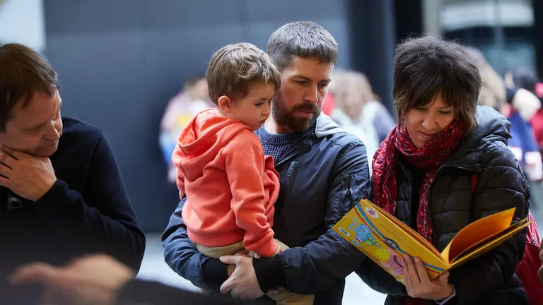 Diecisiete librerías de la ciudad celebran la Feria del Día del Libro 2023 en la avenida Carlos III de Pamplona. IÑIGO ALZUGARAY