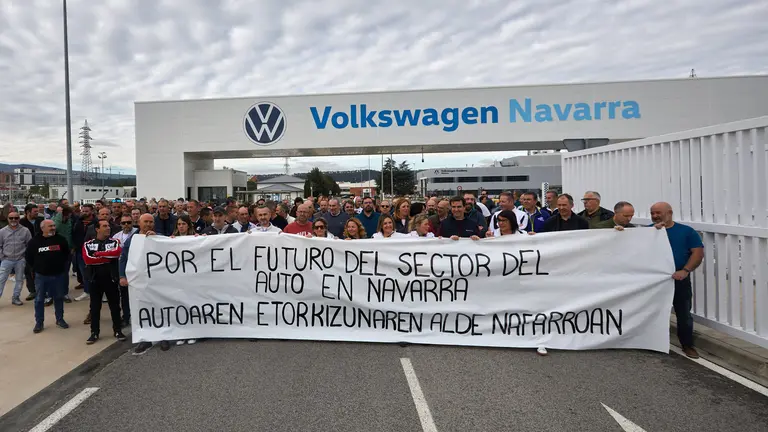 Concentración del Comité de Empresa de Volkswagen Navarra con la lectura y la posterior firma de un manifiesto en apoyo al futuro del sector del automóvil en la comunidad foral, frente a la puerta principal de la fábrica en Landaben. IÑIGO ALZUGARAY