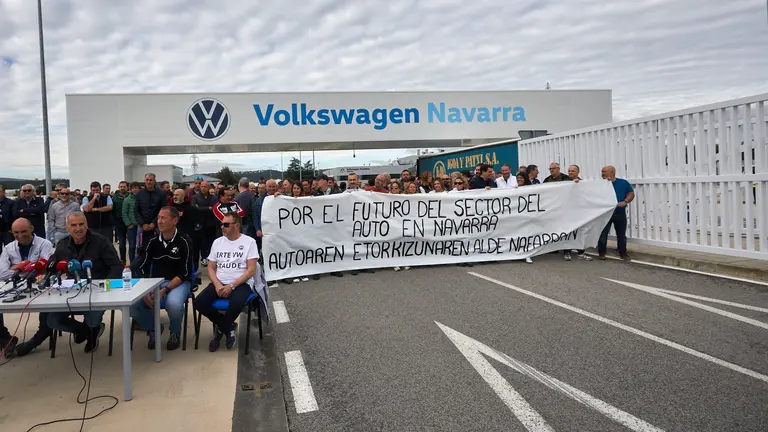 Concentración del Comité de Empresa de Volkswagen Navarra con la lectura y la posterior firma de un manifiesto en apoyo al futuro del sector del automóvil en la comunidad foral, frente a la puerta principal de la fábrica en Landaben. IÑIGO ALZUGARAY