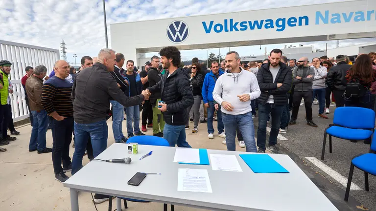 Concentración del Comité de Empresa de Volkswagen Navarra con la lectura y la posterior firma de un manifiesto en apoyo al futuro del sector del automóvil en la comunidad foral, frente a la puerta principal de la fábrica en Landaben. IÑIGO ALZUGARAY