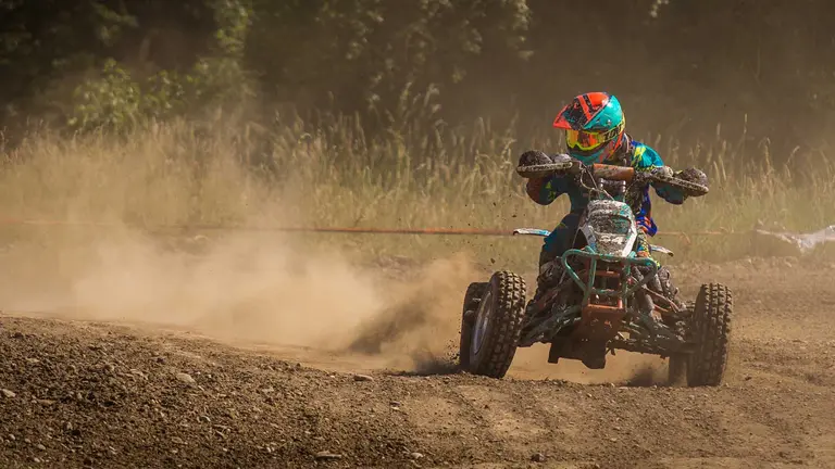 Imagen de archivo de un joven conduciendo un quad. DANIEL / PEXELS