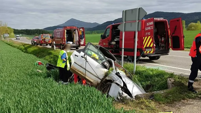 Trasladada al HUN una persona que había quedado atrapada en su vehículo tras salirse de la vía en Lizoain. BOMBEROS DE NAVARRA
