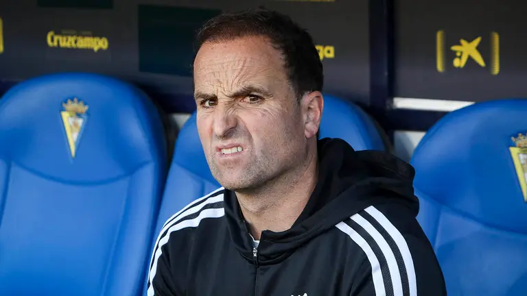 El entrenador de Osasuna, Jagoba Arrasate, durante el partido de Liga que enfrenta al Cádiz CF y al Club Atlético Osasuna este martes en el estadio Nuevo Mirandilla. EFE/Román Ríos