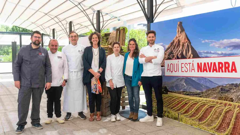 Ricardo Gil, del Restaurante Treintaitrés de Tudela, Leandro Gil, de La Biblioteca de Pamplona, Nicolás Ramírez, del Restaurante Túbal de Tafalla, y Jesús Íñigo, de Hela Alimentación junto a la consejera de Desarrollo Rural y Medio Ambiente, Itziar Gómez y la jefa de Internacionalización Turística del Gobierno de Navarra, Belén Huarte. REYNO GOURMET