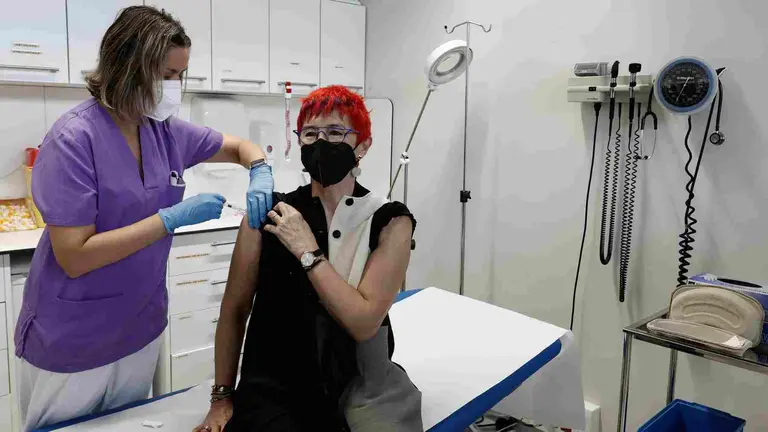 La consejera de Salud, Santos Induráin ha recibido en el centro de salud de Mutilva la vacuna de la gripe junto a la dosis de refuerzo frente a la covid-19, coincidiendo con la apertura de la campaña de vacunación en población mayor de 60 años, trabajadores sanitarios y sociosanitarios y personas vulnerables (160.000 personas). EFE/ Jesús Diges