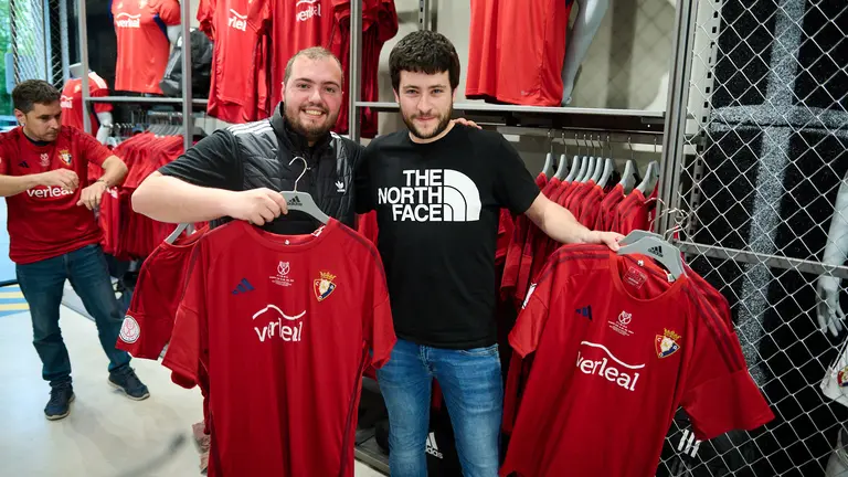 Primer día de venta de las mil camisetas de Osasuna con motivo de la final de la Copa del Rey. PABLO LASAOSA
