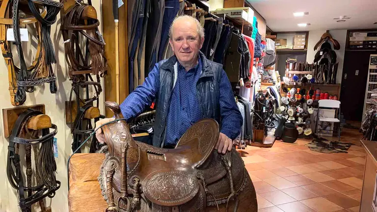 Antonio Fernández en su tienda Casa Garatea en el casco viejo de Pamplona. Navarra.com