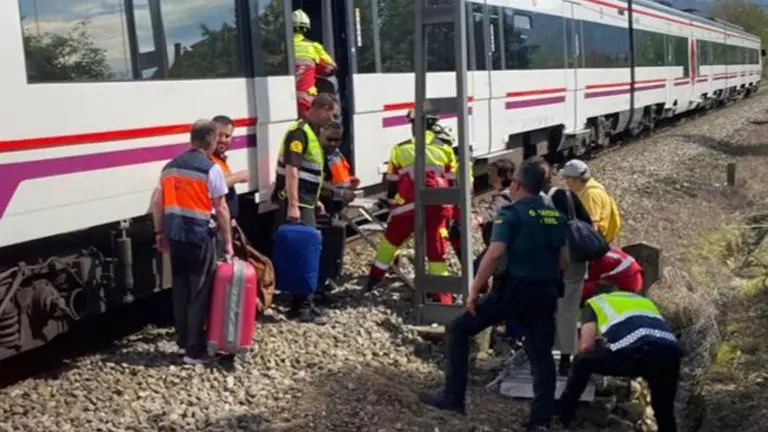 Tren implicado en el siniestro junto a miembros del operativo
SOCIEDAD ESPAÑA EUROPA CANTABRIA
GOBIERNO DE CANTABRIA