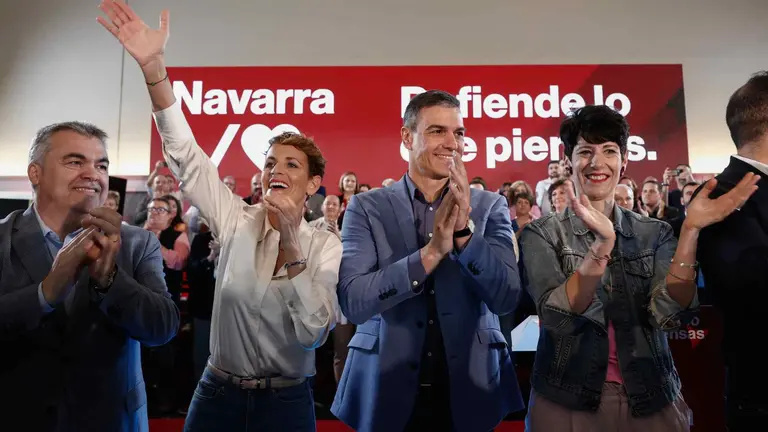 El secretario general del PSOE y presidente del Gobierno, Pedro Sánchez (2d), participa junto con la secretaria general del PSN-PSOE y candidata a la reelección de Navarra, María Chivite (2i), y el Secretario de Organización del PSN-PSOE, Santos Cerdán (i), en el acto de presentación de la candidata a la alcaldía de Pamplona, Elma Saiz (d). EFE/ Jesús Diges