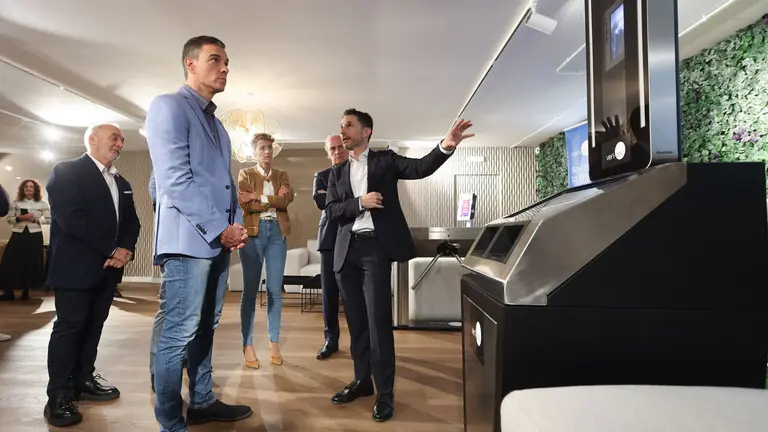 El presidente del Gobierno, Pedro Sánchez, visita las instalaciones de la empresa navarra das-Nano. GOBIERNO DE NAVARRA