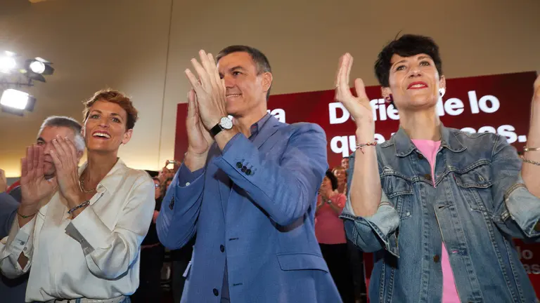 El secretario general del PSOE y presidente del Gobierno, Pedro Sánchez, interviene junto con la secretaria general del PSN-PSOE y candidata a la reelección de Navarra, María Chivite, en el acto de presentación de la candidata a la alcaldía de Pamplona, Elma Saiz, en Baluarte. IÑIGO ALZUGARAY