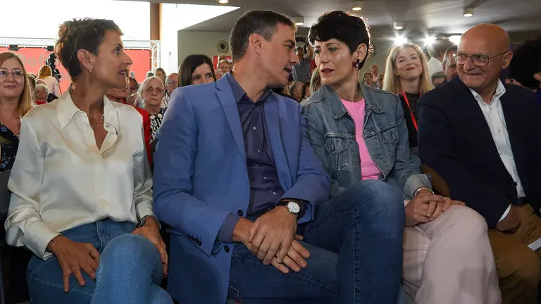 El secretario general del PSOE y presidente del Gobierno, Pedro Sánchez, interviene junto con la secretaria general del PSN-PSOE y candidata a la reelección de Navarra, María Chivite, en el acto de presentación de la candidata a la alcaldía de Pamplona, Elma Saiz, en Baluarte. IÑIGO ALZUGARAY