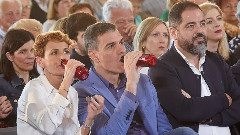 El secretario general del PSOE y presidente del Gobierno, Pedro Sánchez, interviene junto con la secretaria general del PSN-PSOE y candidata a la reelección de Navarra, María Chivite, en el acto de presentación de la candidata a la alcaldía de Pamplona, Elma Saiz, en Baluarte. IÑIGO ALZUGARAY