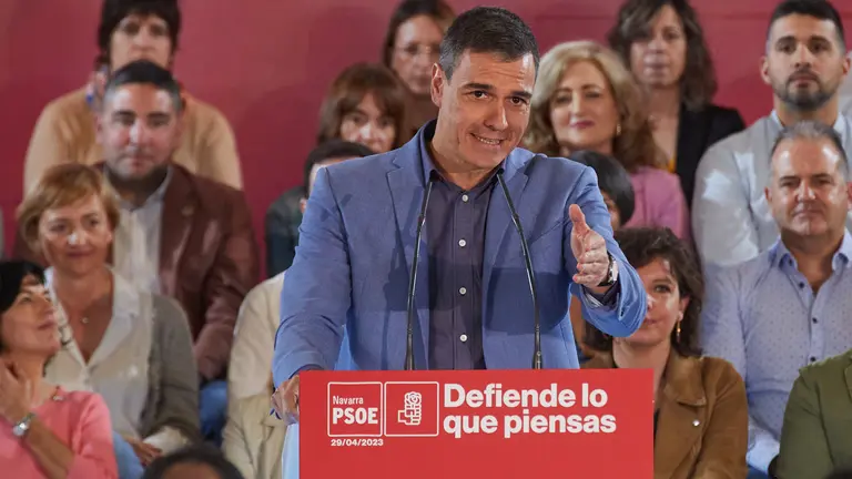 El secretario general del PSOE y presidente del Gobierno, Pedro Sánchez, interviene junto con la secretaria general del PSN-PSOE y candidata a la reelección de Navarra, María Chivite, en el acto de presentación de la candidata a la alcaldía de Pamplona, Elma Saiz, en Baluarte. IÑIGO ALZUGARAY