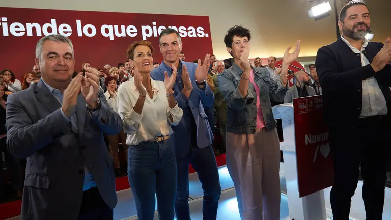El secretario general del PSOE y presidente del Gobierno, Pedro Sánchez, interviene junto con la secretaria general del PSN-PSOE y candidata a la reelección de Navarra, María Chivite, en el acto de presentación de la candidata a la alcaldía de Pamplona, Elma Saiz, en Baluarte. IÑIGO ALZUGARAY