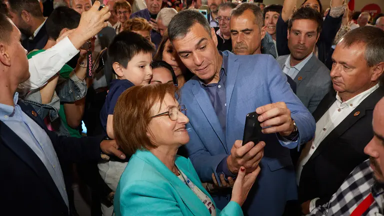 El secretario general del PSOE y presidente del Gobierno, Pedro Sánchez, interviene junto con la secretaria general del PSN-PSOE y candidata a la reelección de Navarra, María Chivite, en el acto de presentación de la candidata a la alcaldía de Pamplona, Elma Saiz, en Baluarte. IÑIGO ALZUGARAY