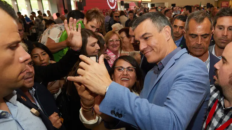 El secretario general del PSOE y presidente del Gobierno, Pedro Sánchez, interviene junto con la secretaria general del PSN-PSOE y candidata a la reelección de Navarra, María Chivite, en el acto de presentación de la candidata a la alcaldía de Pamplona, Elma Saiz, en Baluarte. IÑIGO ALZUGARAY