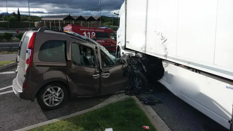 Brutal accidente en Navarra un hombre de 43 años herido grave tras chocar su coche con un camión. BOMBEROS DE NAVARRA