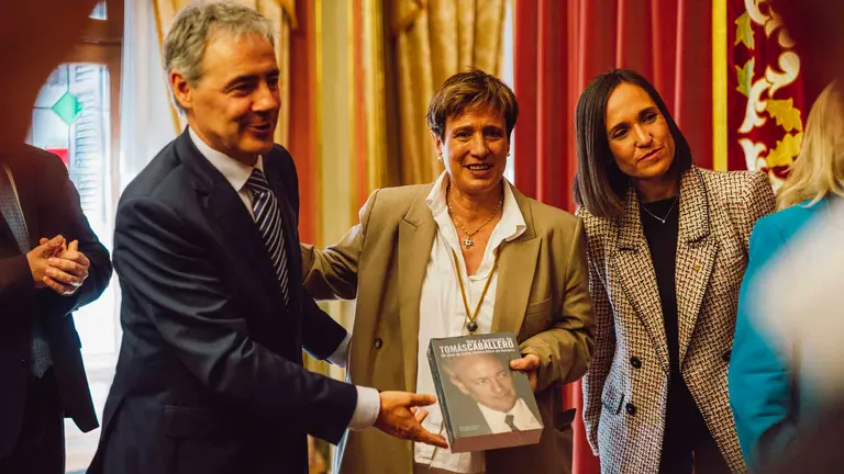 El alcalde de Pamplona, Enrique Maya, y miembros de la Corporación municipal participan en la recepción que el Ayuntamiento ofrece a la Fundación Tomás Caballero con motivo de la conmemoración del 25º aniversario del asesinato por parte de la banda terrorista ETA del concejal de UPN Tomás Caballero. JASMINA AHMETSPAHIC