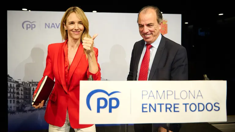 El vicesecretario nacional del PP de Política Autonómica y Local, Pedro Rollán, el presidente del PPN, Javier García, y la diputada Cayetana Álvarez de Toledo presentan la candidatura del PPN al Ayuntamiento de Pamplona encabezada por Carlos García Adanero. PABLO LASAOSA