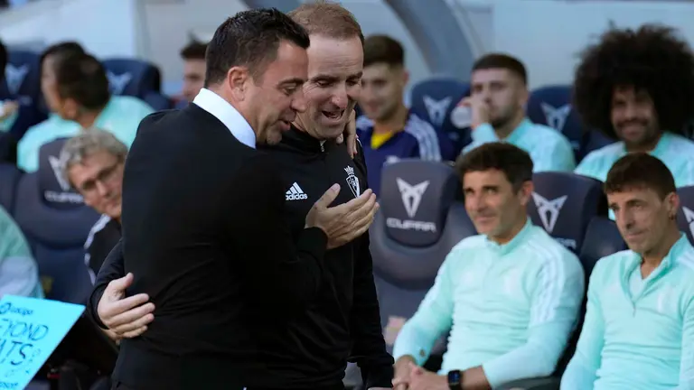 El técnico del CA Osasuna, Jagoba Arrasate (cd), saluda a su homólogo en el club culé, Xavi Hernández (ci), al comienzo del partido correspondiente a la jornada 33 de LaLiga Santander que disputan FC Barcelona y CA Osasuna este martes en el Spotify Camp Nou de la Ciudad Condal. EFE/ Alejandro Garcia