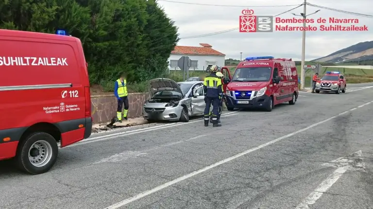 Los efectivos de emergencias atienden el accidente ocurrido en Úcar. BOMBEROS DE NAVARRA