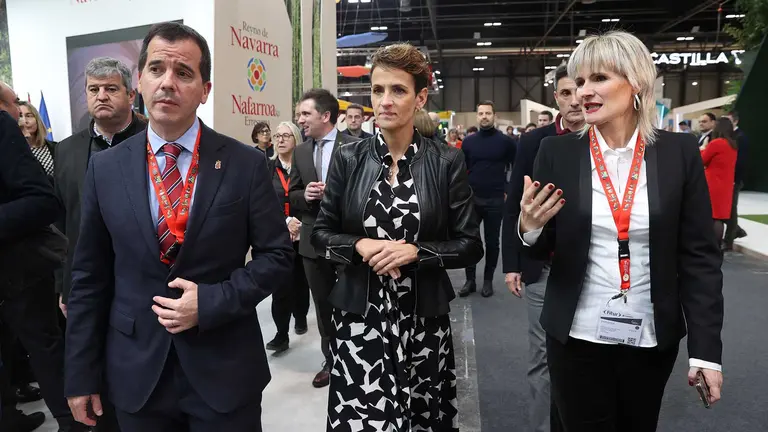 La presidenta de Navarra, María Chivite (c), el consejero de Desarrollo Económico y Empresarial. Mikel Irujo (i), y la directora general de Turismo, Comercio y Consumo, Maitena Ezkutari. EFE/ Kiko Huesca