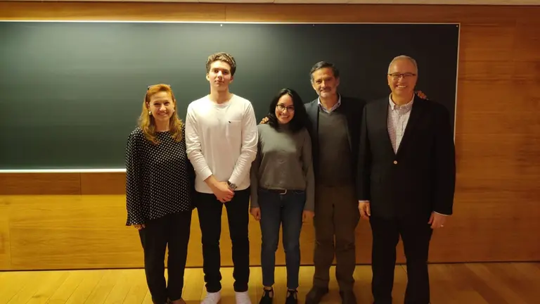 Chris Valenzuela, de Tantaka; los ganadores Mateo Coronel y Victoria Salvador; el resposanble de Campus Creativo Carlos Bernar; y el experto en creatividad Javier Pozas. CEDIDA