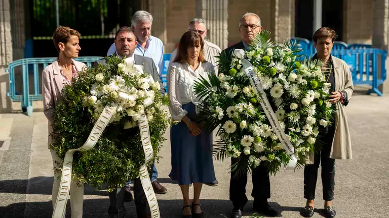 Responso y ofrenda floral en el cementerio municipal de San José en memoria de Tomás Caballero habiéndose cumplido 25 años de su asesinato a manos de la banda terrorista ETA. Estando presentes el alcalde de Pamplona, Enrique Maya; la presidenta del gobierno, María Chivite, y el presidente del Parlamento foral, Unai Hualde. JASMINA AHMETSPAHIC