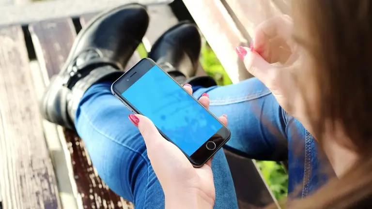 Adolescente con móvil. ARCHIVO