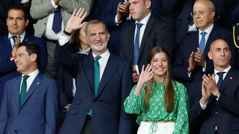 El Rey Felipe VI (2i) acompañado por la infanta Sofía (2d), el presidente de la Junta de Andalucía, JuanMa Moreno (i), Luis Rubiales, presidente de la RFEF (d), y otras personalidades ocupan el palco de honor durante el partido final de la Copa del Rey que disputan hoy sábado Real Madrid y Osasuna en el estadio de La Cartuja de Sevilla. EFE/ Julio Munoz