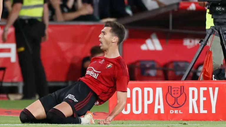 SEVILLA, 06/05/2023.- El centrocampista de Osasuna, Lucas Torró, celebra el primer gol del equipo navarro durante el encuentro correspondiente a la final de la Copa del Rey que disputan hoy sábado frente al Real Madrid en el estadio La Cartuja de Sevilla. EFE/José Manuel Vidal.
