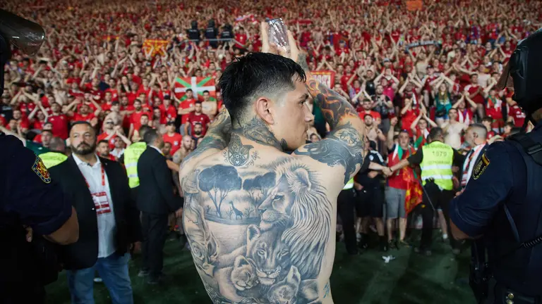 Los jugadores y el cuerpo técnico de Osasuna agradecen a la afición rojilla el apoyo recibido tras la derrota en la final de la Copa del Rey 2023 frente al Real Madrid. IÑIGO ALZUGARAY