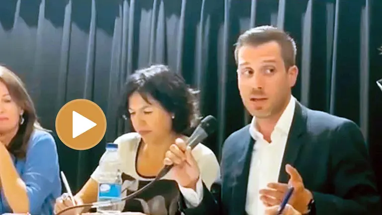 El concejal Zeus Pérez (UPN) durante su intervención en la que fue increpado por recordar a Tomás Caballero, asesinado por la banda terrorista ETA.