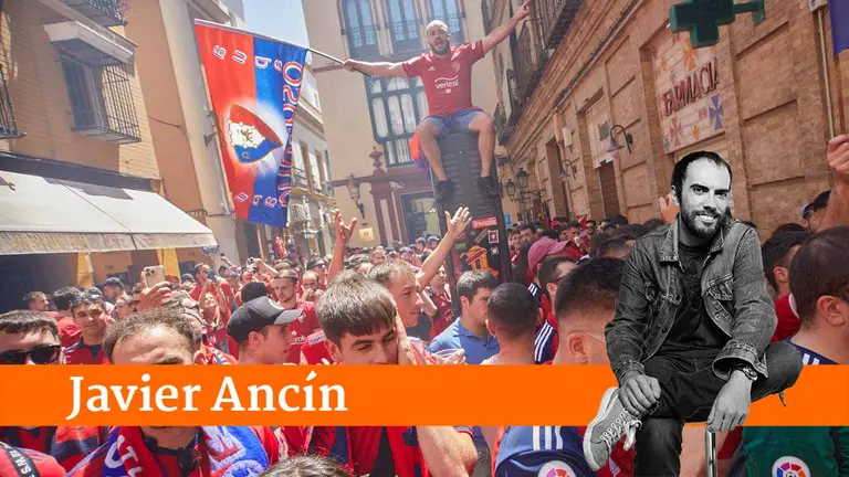 Aficionados rojillos por las calles de Sevilla el día de la final de la Copa del Rey entre Osasuna y el Real Madrid. IÑIGO ALZUGARAY