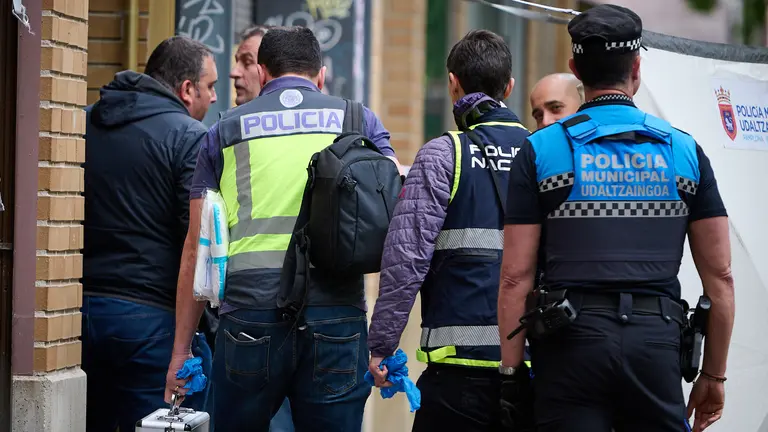 Una mujer detenida por haber asesinado con un cuchillo a su marido en el barrio pamplonés de la Rochapea. PABLO LASAOSA