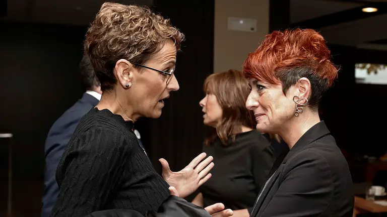 La presidenta del Gobierno de Navarra María Chivite y la parlamentaria de EH Bilbu Bakartxo Ruiz, en el inicio de la conferencia que ha pronunciado el secretario de Organización del PSOE, Santos Cerdán, en el Foro SER Navarra este martes con la conferencia "El peligro de la desigualdad: proteger para avanzar". EFE/ Jesus Diges