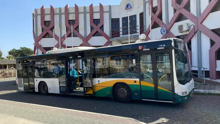 TCC y la Mancomunidad Comarca de Pamplona donan a través de 'Ayuda Contenedores' una villavesa a Cabo Verde. CEDIDA
