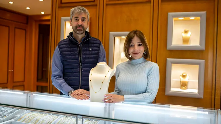 Joyería Kela, uno de los tres comercios que tuvieron que cerrar por el incendio de los okupas en la calle Paulino Caballero y que ha abierto un nuevo local en Navarro Villoslada 9 con Francisco Bergamin. JASMINA AHMETSPAHIC