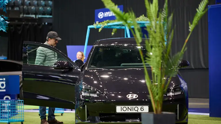 Stand de Automóviles Hyunday en la Feria de la movilidad sostenible Ecomovers que se celebra en el Navarra Arena de Pamplona. PABLO LASAOSA