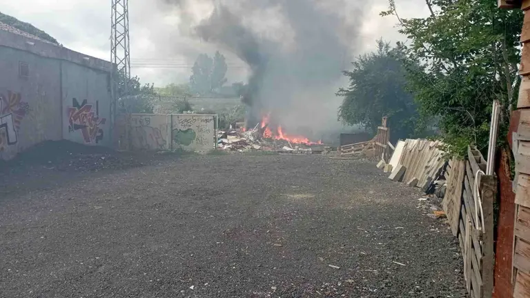 Las llamas quemaron varias pequeñas chabolas, escombro y masa arbolada, pero no hubo que lamentar daños personales. POLICÍA MUNICIPAL DE PAMPLONA