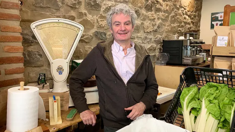 Josecho Platero en la tienda de frutas y verduras Langarica en Pamplona. Navarra.com