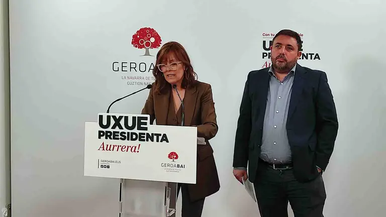 La candidata de Geroa Bai, Uxue Barkos, junto a su número 2, Unai Hualde, en el acto político de camapañ de este viernes. EUROPA PRESS
