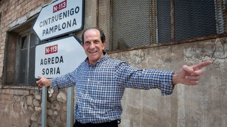 Trabajar en Navarra, hacer la compra en Aragón, ir al médico en Castilla y León y vivir en La Rioja no es nada extraño para los 240 vecinos del pueblo riojano de Valverde, ubicado en una encrucijada entre cuatro comunidades. En la imagen, el alcalde de Valverde Fermín Ramos, en una de las marcaciones. EFE/Raquel Manzanares