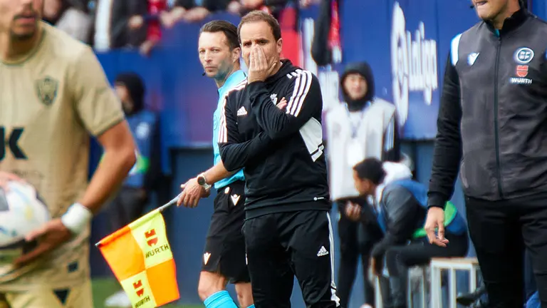 Jagoba Arrasate (entrenador CA Osasuna) durante el partido de la Liga Santander entre CA Osasuna y UD Almería disputado en el estadio de El Sadar en Pamplona. IÑIGO ALZUGARAY