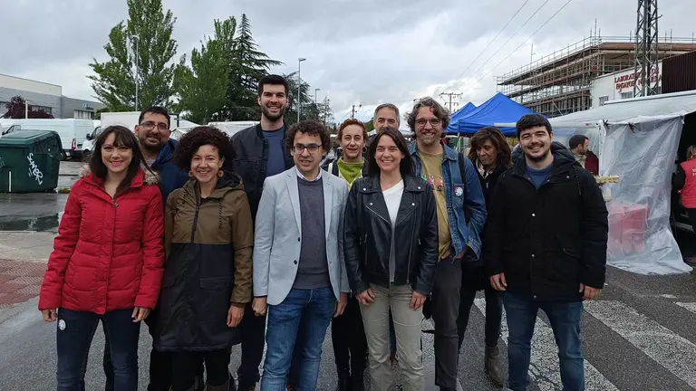 Begoña Alfaro y Txema Mauleón, junto con otros candidatos de Contigo Navarra, en el polígono de Landaben. CONTIGO NAVARRA