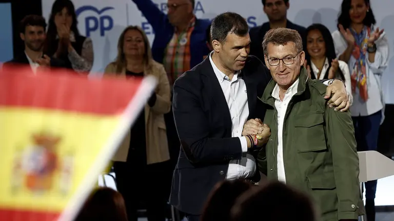 GRAFCAV8196. PAMPLONA, 14/05/2023.-El presidente del Partido Popular, Alberto Nuñez Feijoo acompaña a los candidatos a presidir el  Gobierno de Navarra y a la alcaldía de Pamplona, Javier Garcia y Carlos Garcia Adanero, respectivamente en el mitin de este tarde celebrado en el Baluarte de Pamplona.  EFE/ Jesús Diges
